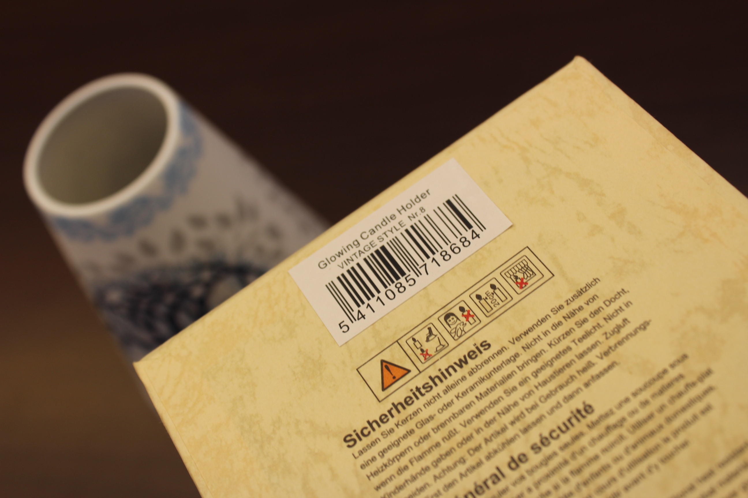 Nahaufnahme der Verpackung eines leuchtenden Kerzenhalters mit Barcode und Sicherheitshinweisen.