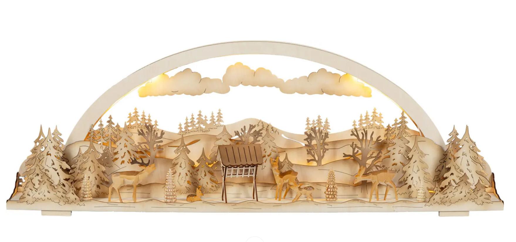 Tietze Erzgebirgsdesign GmbH 72 cm große Dioramaleuchte aus Holz mit einer Winterwaldszene mit Hirschen an einer Futterstation, beleuchtet durch warme indirekte LED-Beleuchtung vor weißem Hintergrund.