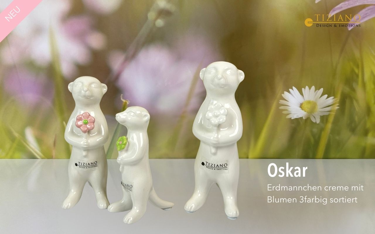 Drei bezaubernde Erdmännchenfiguren aus Keramik mit Blumen in cremefarbener Farbe mit farbenfrohen Blumenakzenten vor einem sanften Blumenhintergrund, ideal für die Inneneinrichtung.