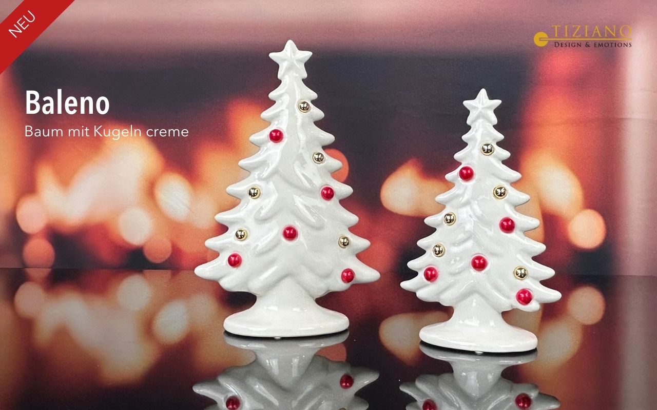 Zwei cremefarbene Weihnachtsbaumfiguren aus Keramik mit roten und goldenen Dekokugeln, vor einem verschwommenen, warmen, festlichen Hintergrund mit reflektierender Oberfläche.