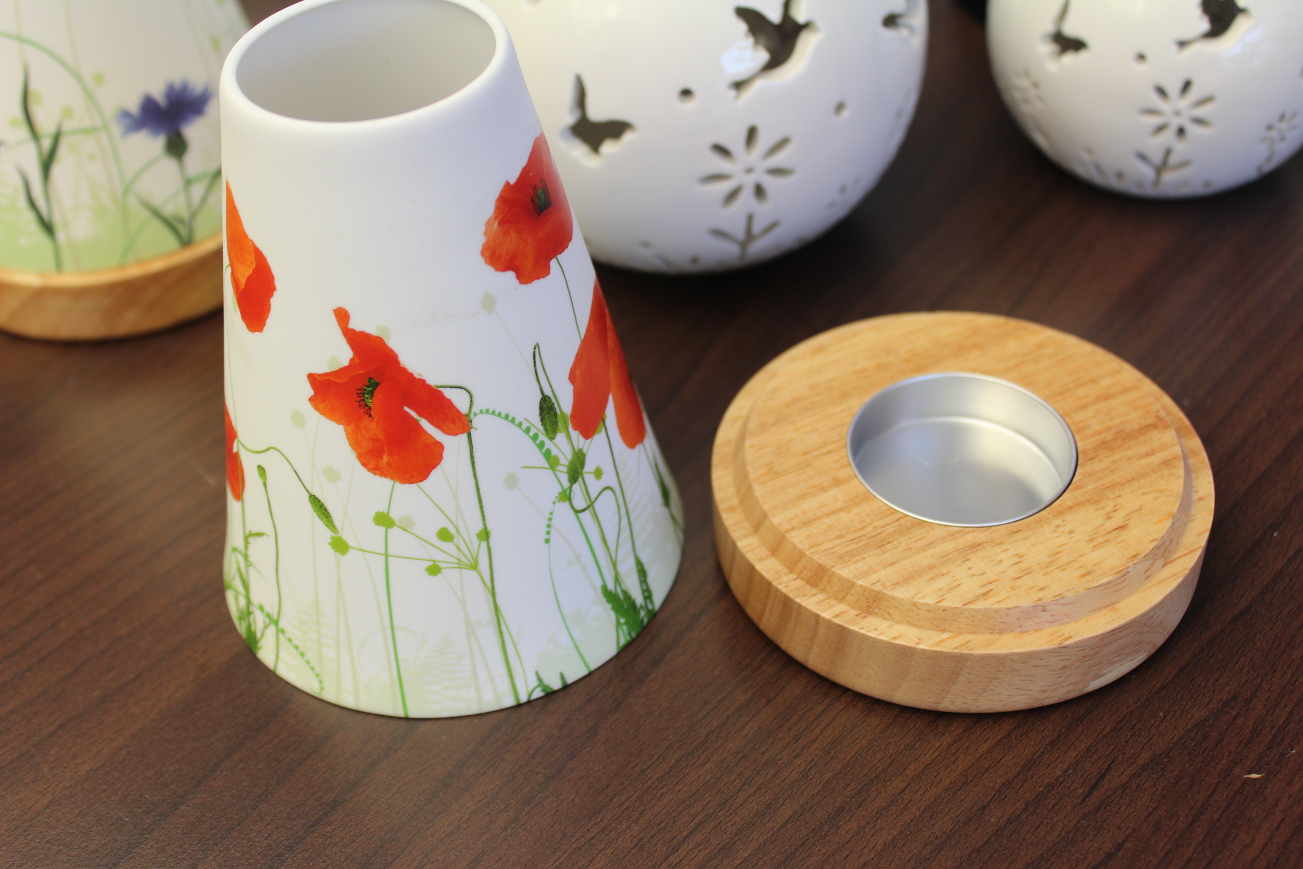 Dekorative Lampe mit Blumenmuster und Holzsockel auf dem Tisch