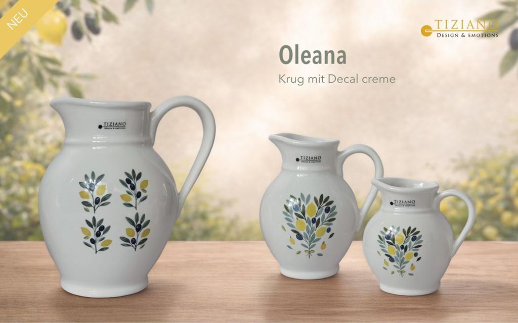 Drei elegante Keramikkrüge aus Tizianos Oleana-Kollektion mit zarten Blumenaufklebern in Creme- und Grüntönen, perfekt für die Inneneinrichtung oder zum Servieren von Getränken.