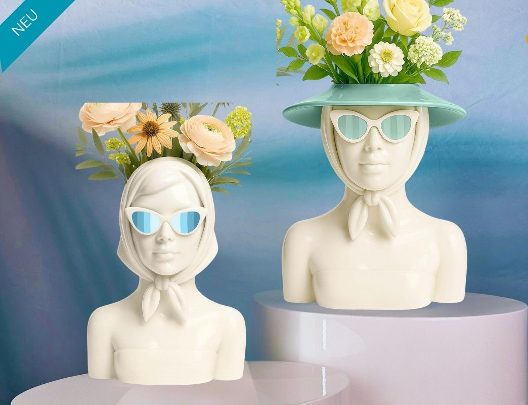 Stilvolle Keramikbüsten, verziert mit Blumenarrangements und Sonnenbrillen, verkörpern die Ästhetik moderner Inneneinrichtung. Ideal, um Innenräumen einen Hauch von Eleganz zu verleihen.