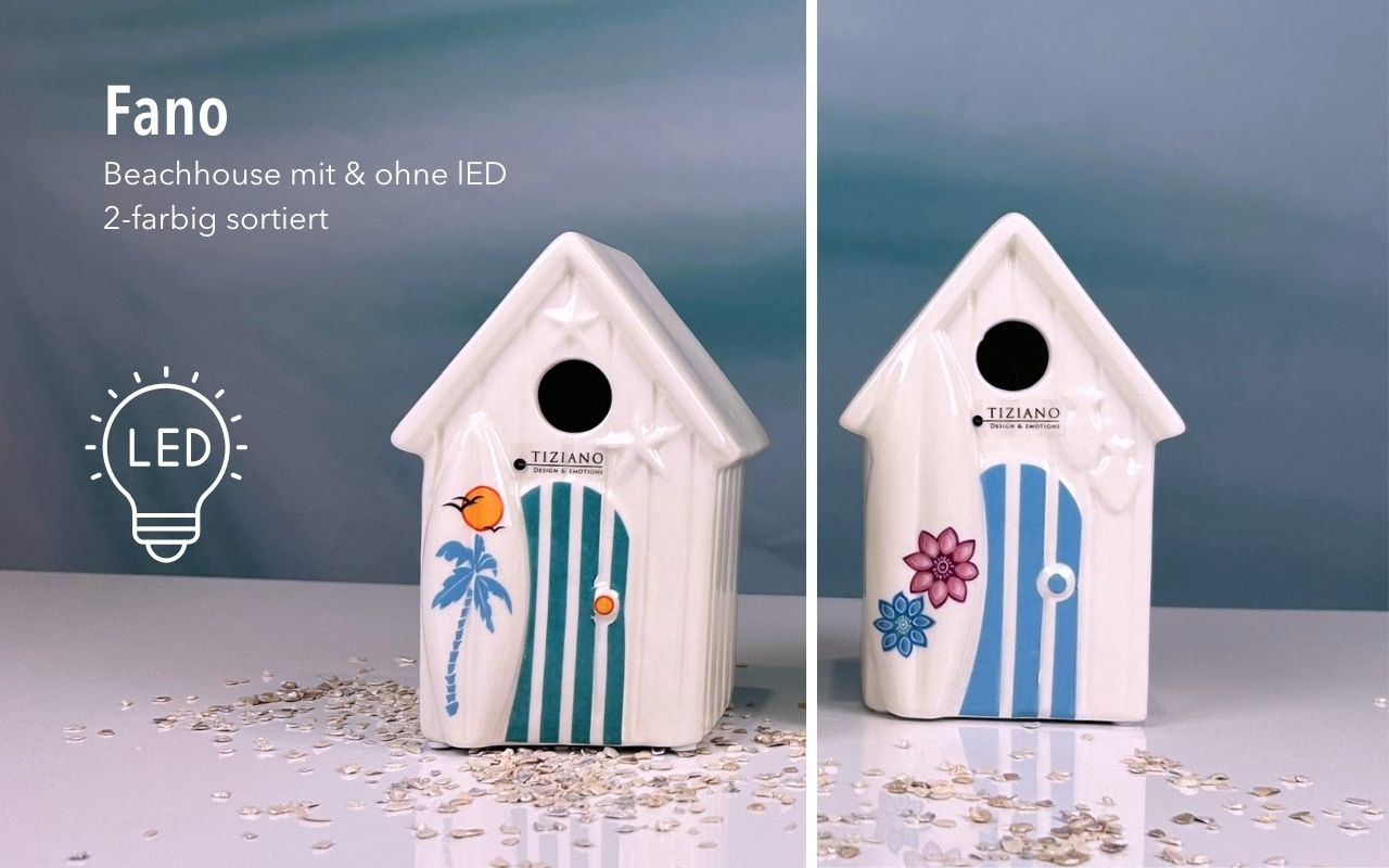 Zwei dekorative Strandhausfiguren mit LED-Funktionen, eine mit einer Palme und die andere mit Blumenmotiven geschmückt, die ein lebendiges Küstenthema darstellen.