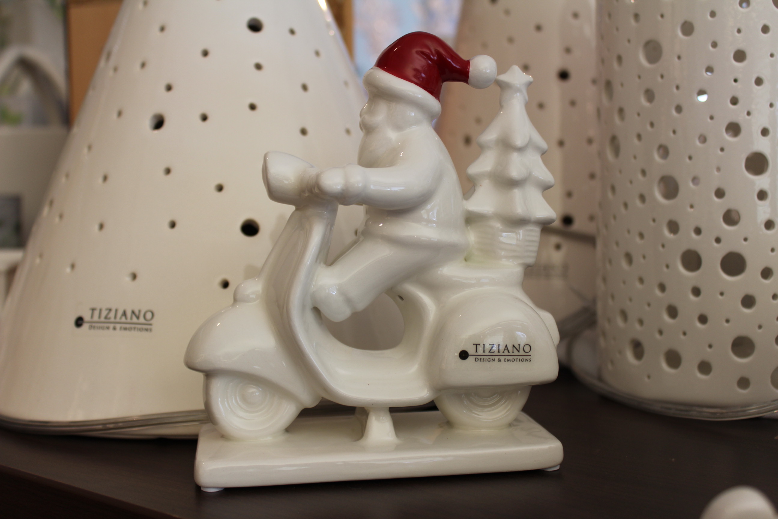 Tiziano Santa Enrico auf Vespa / auf Schlitten creme