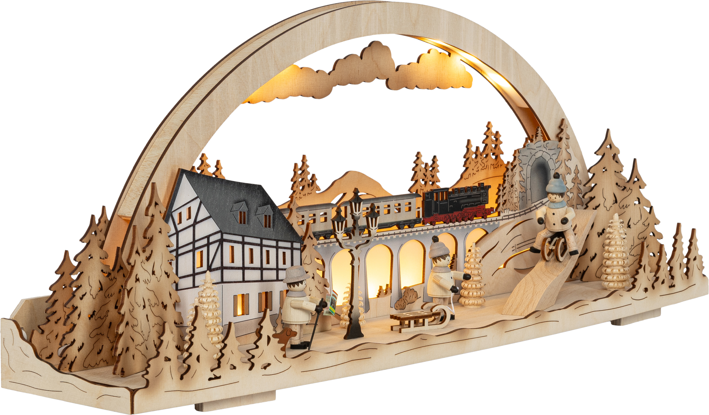 Ein traditioneller deutscher Schwibbogen aus Holz mit einer winterlichen Dorfszene mit einem Zug, einer Brücke und Miniaturfiguren, beleuchtet von warmen LED-Lichtern für eine festliche Weihnachtsdekoration.
