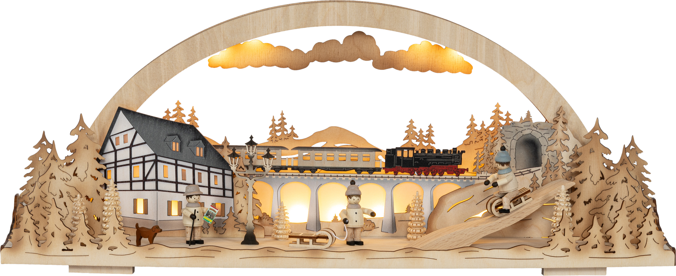 Ein traditioneller deutscher Schwibbogen aus Holz mit einer winterlichen Dorfszene mit einer Dampfeisenbahn, einer Brücke und Kinderschlitten, beleuchtet von warmen LED-Lichtern für eine festliche Weihnachtsdekoration.
