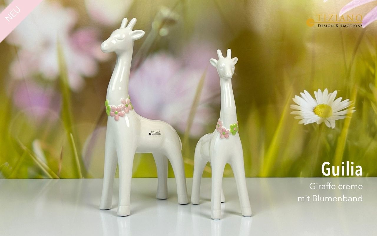 Zwei elegante Giraffenfiguren aus Keramik mit Blumendekor vor einem sanften Blumenhintergrund. Perfekt für die Inneneinrichtung oder als einzigartiges Geschenk.