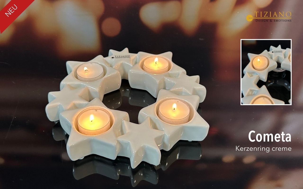 Ein cremefarbener Kerzenring aus Keramik in Form eines Sternenkreises mit vier brennenden Teelichtern vor einem verschwommenen, warmen Hintergrund mit einem Tiziano-Markenlogo in der Ecke.