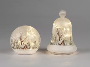Zwei dekorative Glasornamente von Formano mit einer Winterlandschaft mit schneebedeckten Häusern und Bäumen, beleuchtet durch interne LED-Leuchten vor einem schlichten grauen Hintergrund.