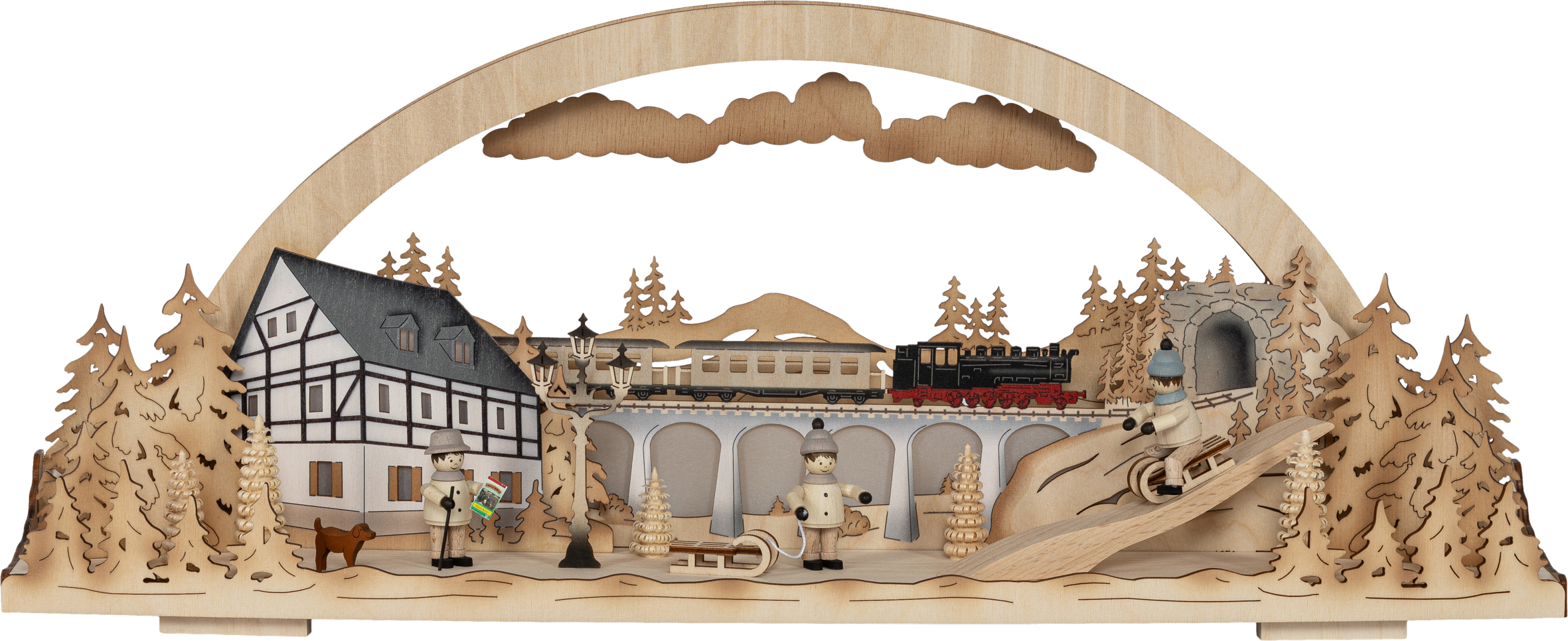 Ein handgefertigter hölzerner Weihnachtsbogen mit einer traditionellen deutschen Winterdorfszene, komplett mit einer Dampfeisenbahn auf einem Viadukt, Schlittenfiguren und einem Fachwerkhaus, perfekt für eine festliche Weihnachtsdekoration.