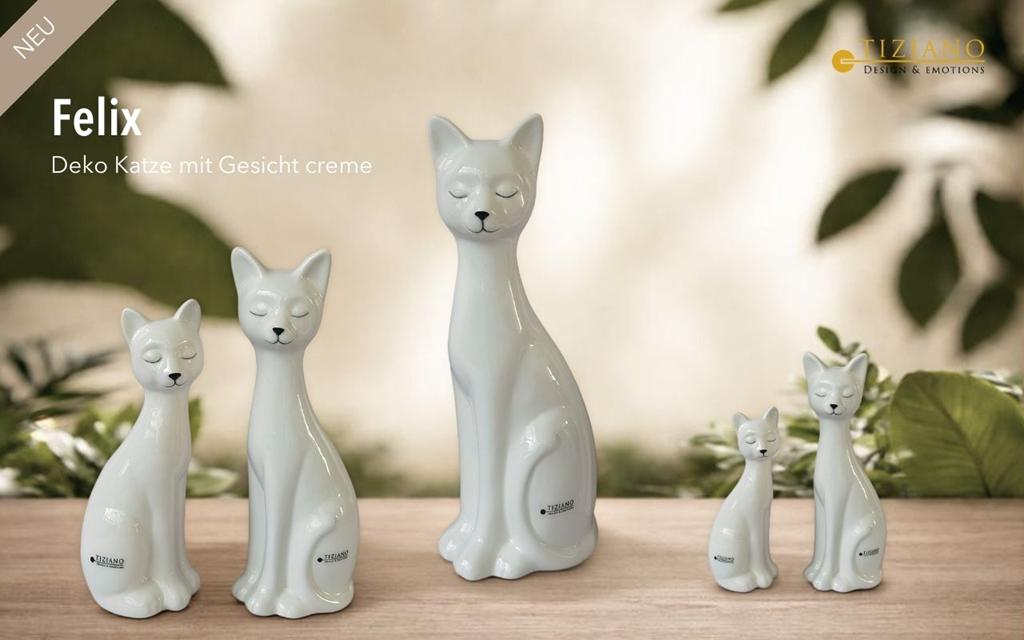 Eine Kollektion eleganter, cremefarbener, dekorativer Katzenfiguren mit ruhigem Gesichtsausdruck, die modernes Design und Handwerkskunst zur Schau stellen und sich perfekt für die Inneneinrichtung eignen.
