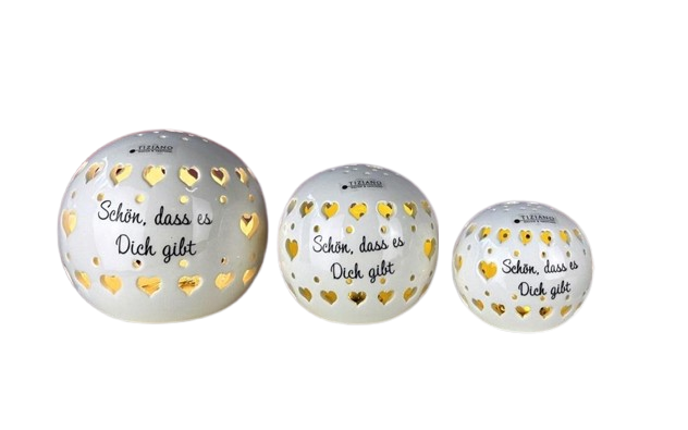 Drei Keramik-Kugeln mit Ausstanzungen in Form von kleinen Herzen und dem Schriftzug "Schön, dass es Dich gibt" in drei verschiedenen Größen.