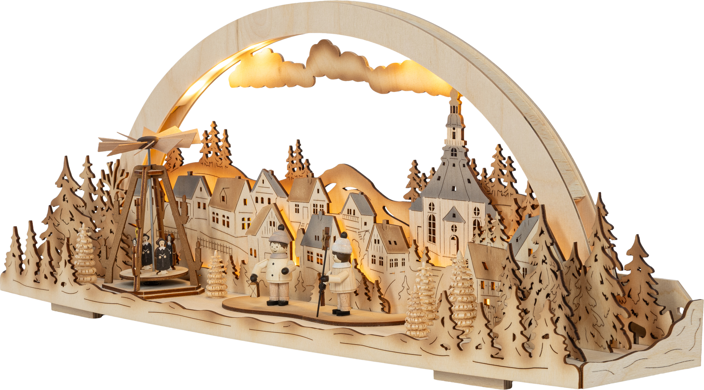 Ein beleuchteter hölzerner Weihnachtsbogen mit einer detaillierten Dorfszene mit einer Kirche, Pinien, einem sich drehenden Karussell mit Figuren und zwei gehenden Personen im Vordergrund, alles vor einem weißen Hintergrund.