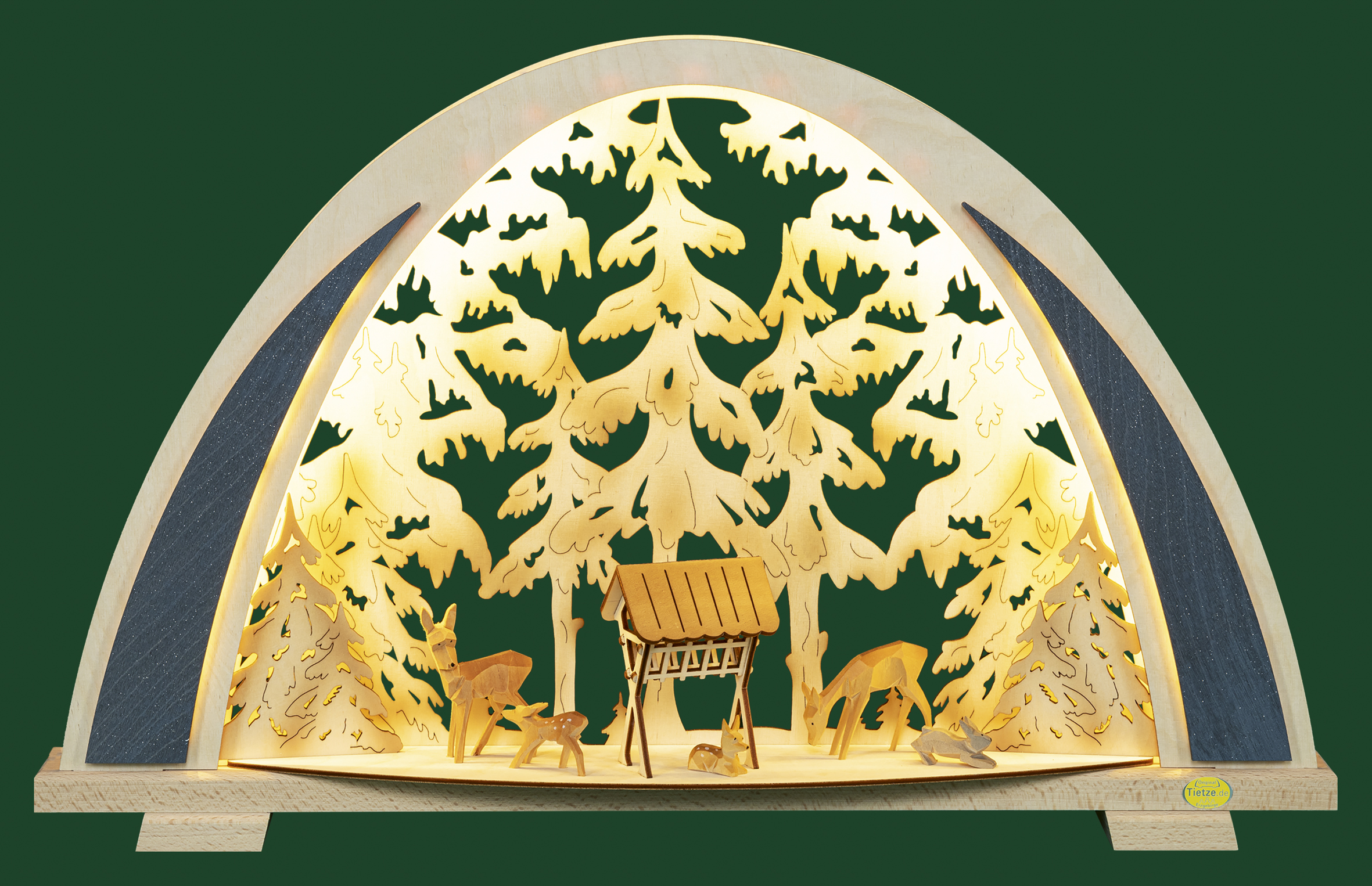 Eine wunderschön gearbeitete Leuchtszene aus Holz mit aufwendig gestalteten Bäumen, Tieren und einer rustikalen Hütte, die eine warme und einladende Atmosphäre schafft, die sich perfekt als Inneneinrichtung eignet.