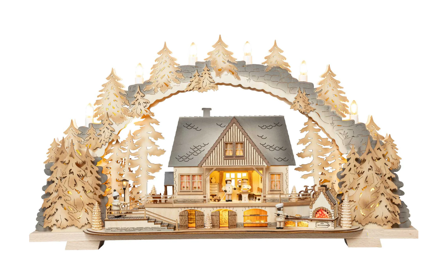 Tietze Erzgebirgsdesign LED-Holzbogen mit einer aufwendigen Berghüttenszene mit einer Bäckerei, Miniaturfiguren und beleuchteten Kiefern, Maße 70 x 39 x 12,5 cm, vor weißem Hintergrund.
