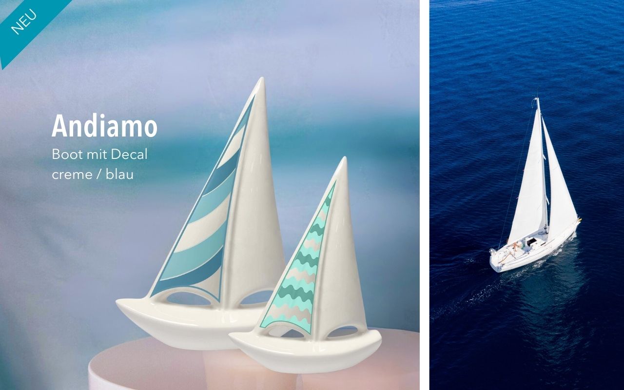 Dekorative Segelboote aus Keramik in Creme- und Blautönen mit aufwendigen Aufkleberdesigns. Ideal für Dekorationen im maritimen Stil oder als Geschenke für Segelbegeisterte.