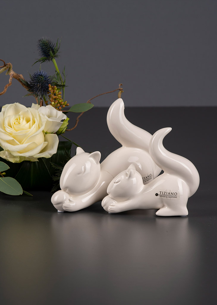 Eichhörnchen Silvino liegend mit Nuss creme