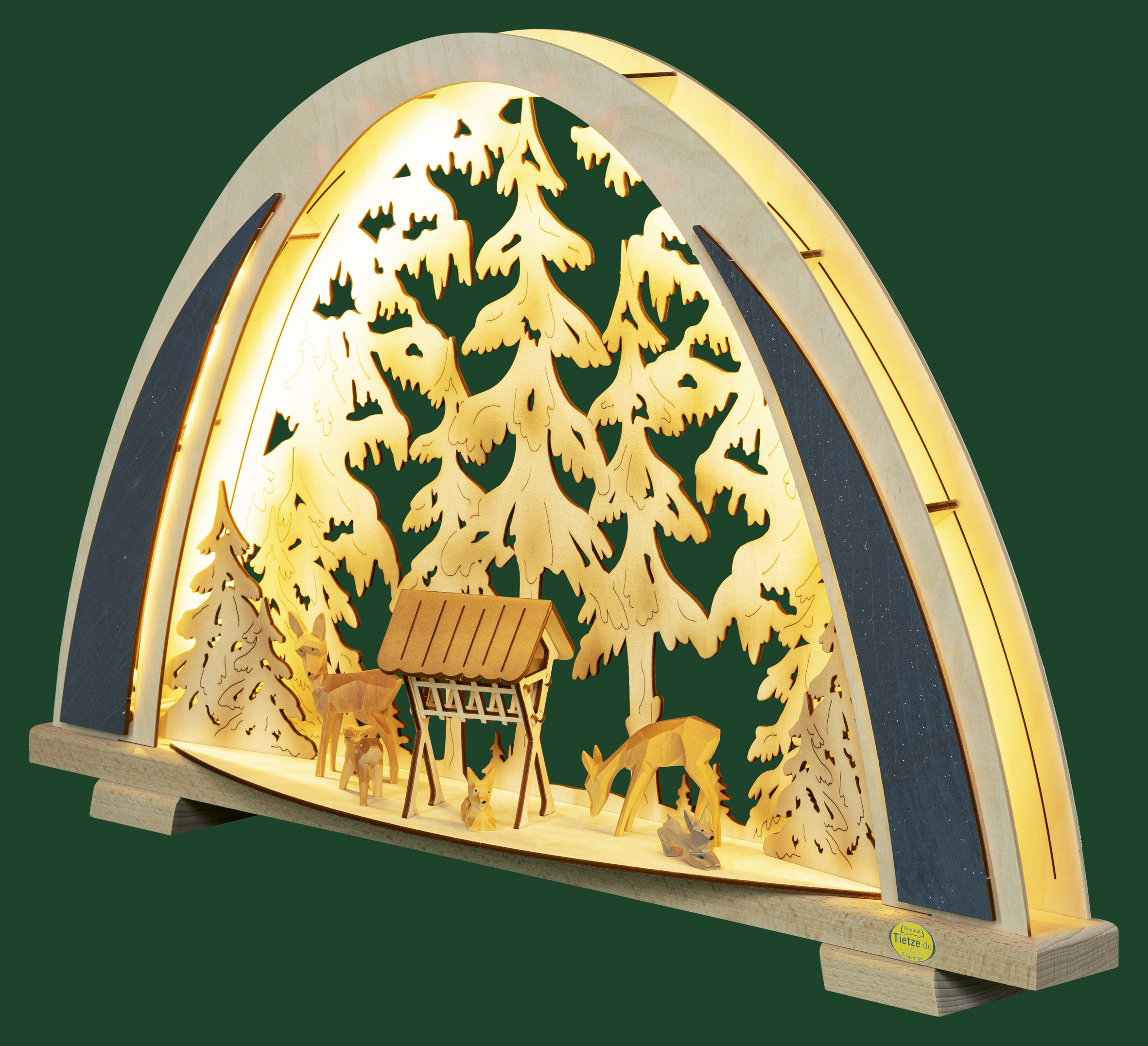Eine wunderschön gearbeitete Lichtdekoration aus Holz mit aufwendigen Mustern von Bäumen und Tieren, die eine warme, einladende Atmosphäre schafft, die sich perfekt für die Weihnachtsdekoration eignet.