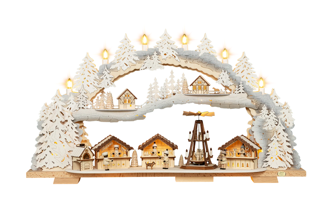 Tietze Erzgebirgsdesign 70 cm LED-Schwibbogen mit einer variablen Weihnachtsmarktszene mit Holzständen, einer zentralen Pyramide, schneebedeckten Bäumen und warm leuchtenden Lichtern vor weißem Hintergrund.