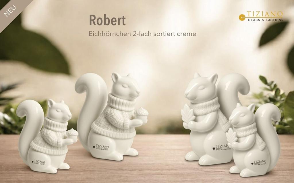 Eine Sammlung von vier eleganten Keramik-Eichhörnchenfiguren von Tiziano mit aufwendigen Designs und kuscheligen Pullovern, präsentiert auf einer Holzoberfläche mit weichem, verschwommenem Hintergrund.