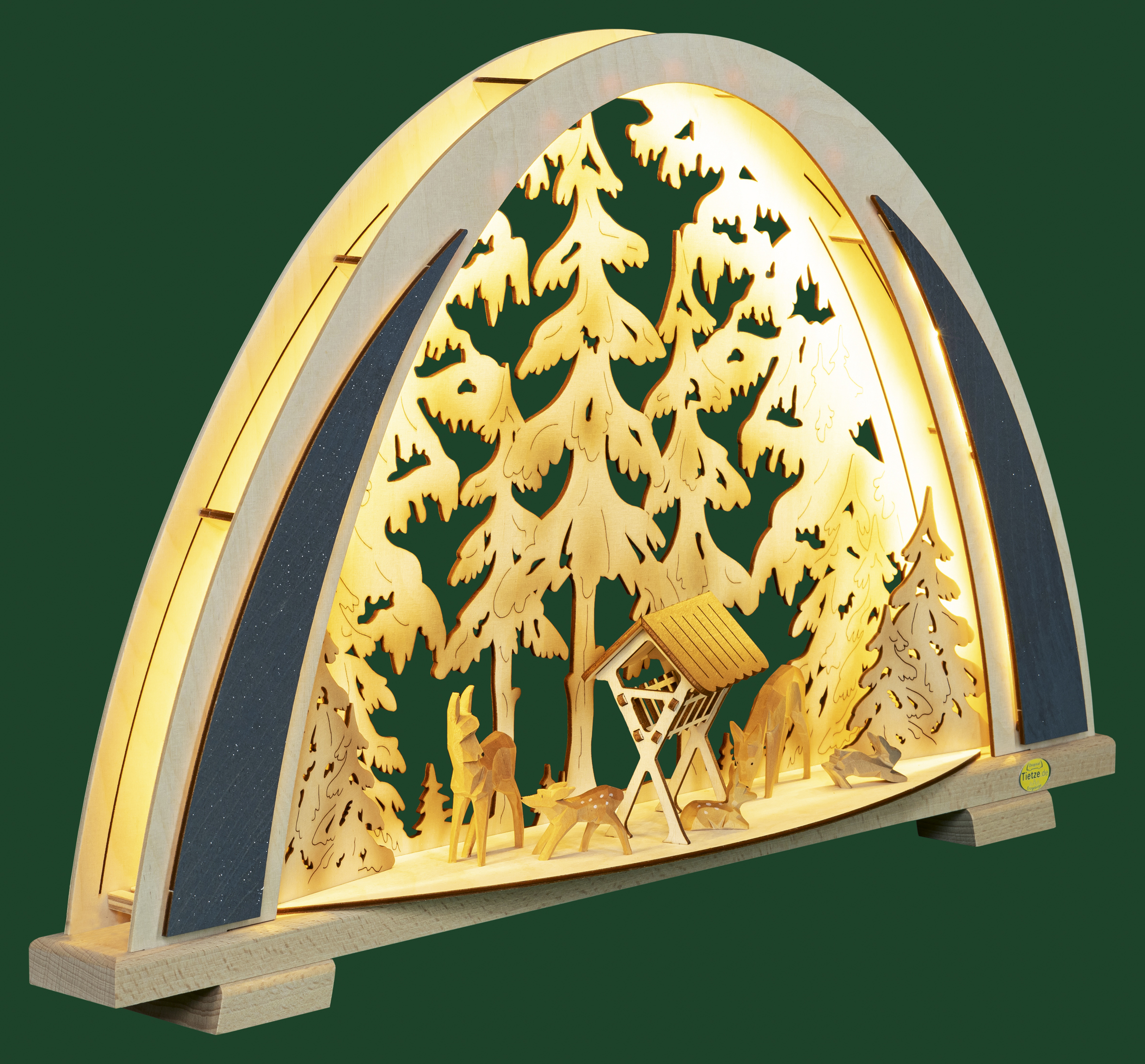 Eine wunderschön gearbeitete Lichtdekoration aus Holz mit aufwendigen Mustern von Bäumen und Wildtieren, die von innen beleuchtet wird und perfekt ist, um in jedem Raum eine gemütliche Atmosphäre zu schaffen.