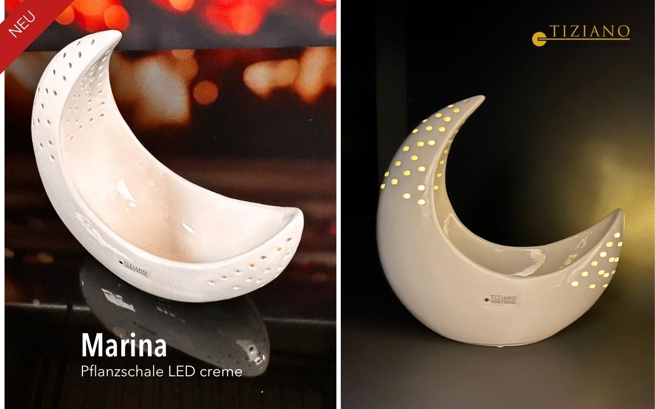 Ein halbmondförmiger Keramik-Übertopf von Tiziano in Cremefarbe, der bei Tageslicht gezeigt und mit warmem LED-Licht beleuchtet wird, mit dekorativen perforierten Löchern, die leuchten, wenn das Licht eingeschaltet wird.